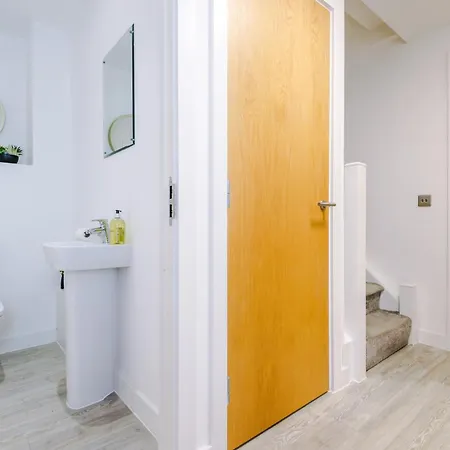 Captivating Modern 2 Bed Cc Appartement *