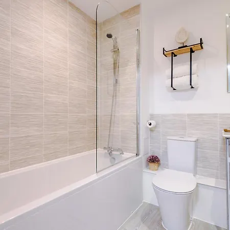 Captivating Modern 2 Bed Cc *