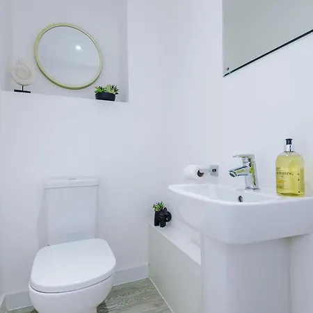 Captivating Modern 2 Bed Cc