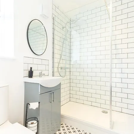 Newly Renovated 5 Bed + 5 Bath!