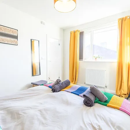 Newly Renovated 5 Bed + 5 Bath! *