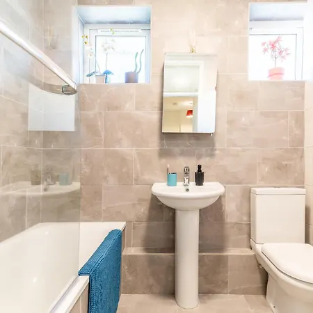 Newly Renovated 5 Bed + 5 Bath!