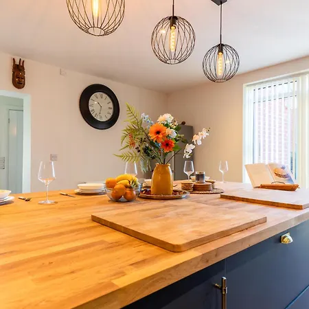 Newly Renovated 5 Bed + 5 Bath!