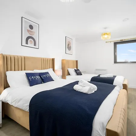 The Caliber Collection Luxury Centre - Caliber Stays Serviced Homes - Free Wifi Balcony Terrace Waterfront Views *