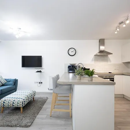 Modern 4 Bed With Free Parking & Garden Manchester