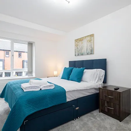 Modern 4 Bed With Free Parking & Garden