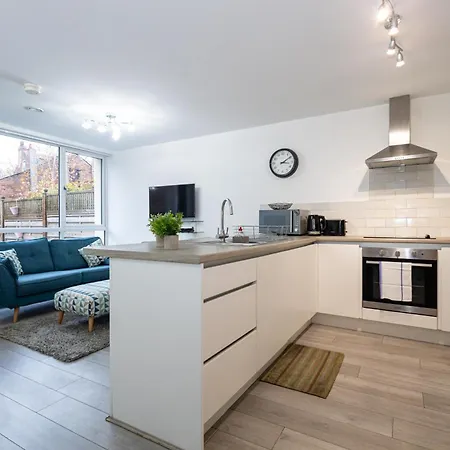 Modern 4 Bed With Free Parking & Garden Nyaraló Manchester