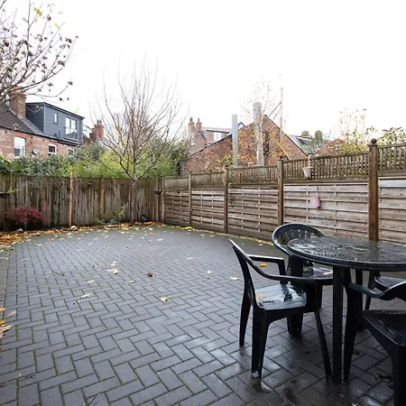 Nyaraló Modern 4 Bed With Free Parking & Garden Manchester
