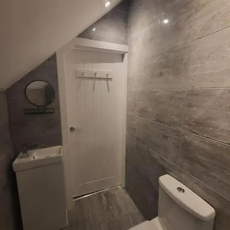 New 4 Bedrm House! Parking. 10min To / Etihad * Manchester