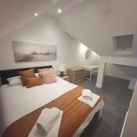 Semesterbostad New 4 Bedrm House! Parking. 10min To / Etihad *