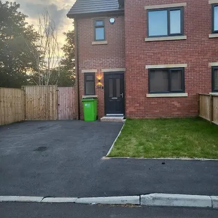 New 4 Bedrm House! Parking. 10min To / Etihad Semesterbostad *