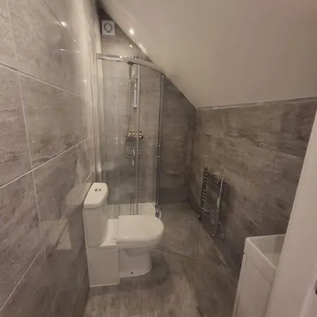 New 4 Bedrm House! Parking. 10min To / Etihad Semesterbostad Manchester