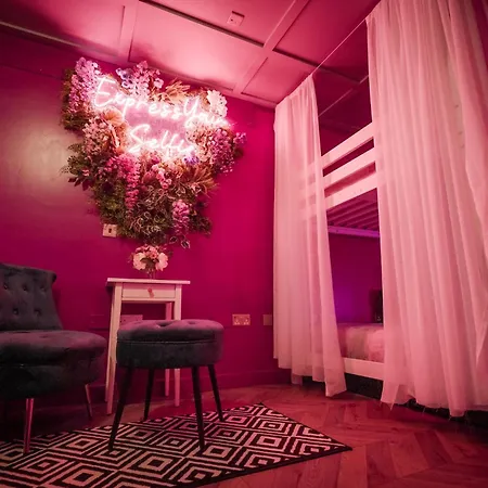 Manchester's Only Themed Slumber Party For 8 With Makeup 曼彻斯特