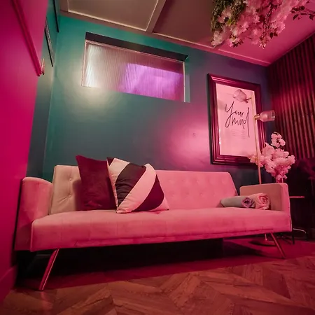 The Ultimate Hen With Bar & Makeup Apart-hotel