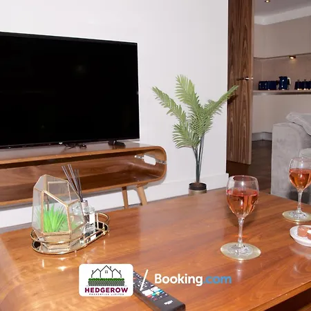 Premium Offers On 3-Night & Weekly Deal On 3-Bedroom Urban Loft By Hedgerow *