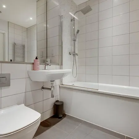 Central Luxury 3 Bed Townhouse With Parking Manchester