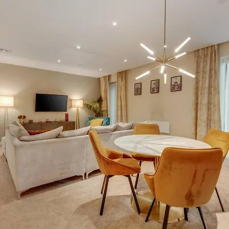 Central Luxury 3 Bed Townhouse With Parking Holiday home *