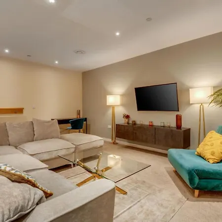 Central Luxury 3 Bed Townhouse With Parking Holiday home Manchester
