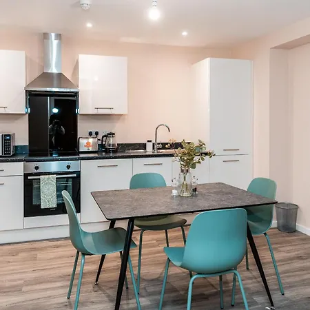 アパート Entire 2 Bedroom And 2 Bathroom In -free Underground Parking マンチェスター