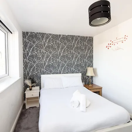 Spacious 3br House With Garden & Free Parking Сasa de vacaciones *