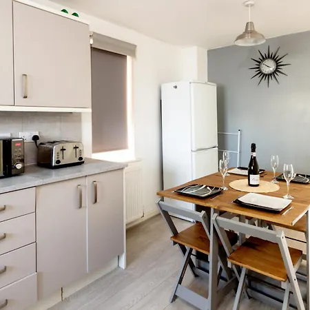 Spacious 3br House With Garden & Free Parking Hébergement de vacances Manchester