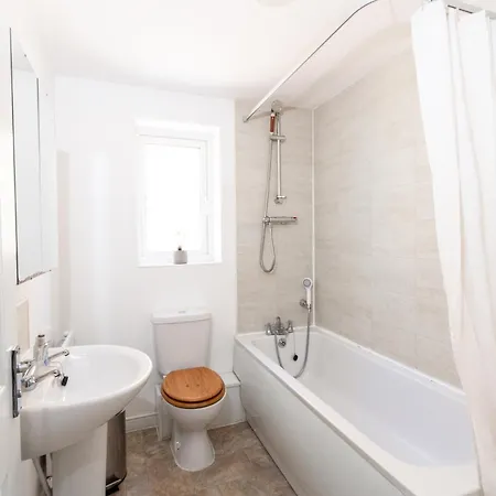 Сasa de vacaciones Spacious 3br House With Garden & Free Parking Mánchester