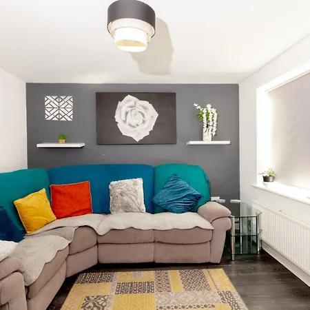 Spacious 3br House With Garden & Free Parking Сasa de vacaciones *