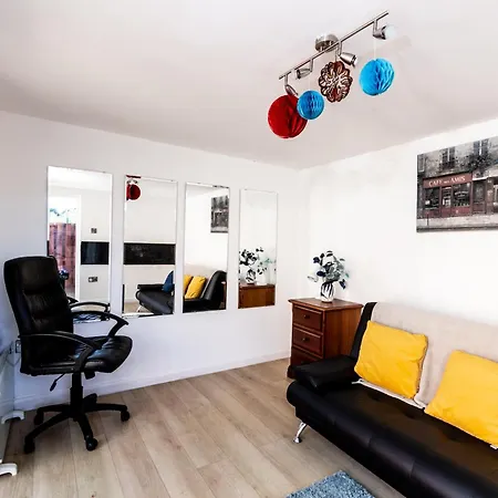 Spacious 3br House With Garden & Free Parking