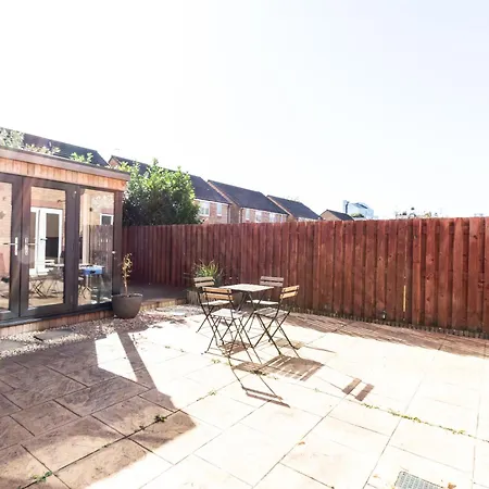 Spacious 3br House With Garden & Free Parking Hébergement de vacances *