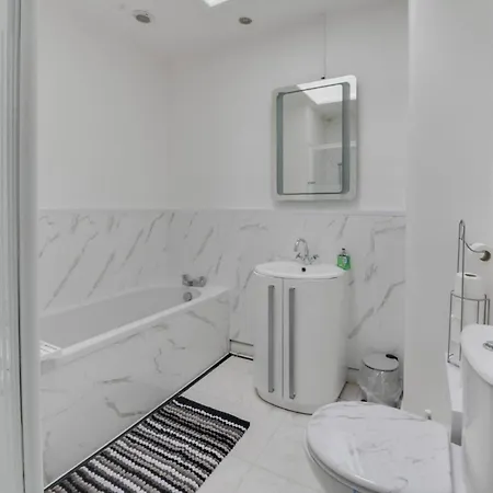 Remarkable 3-bed House In Middleton Holiday home Manchester
