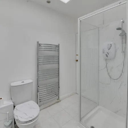 Remarkable 3-bed House In Middleton *