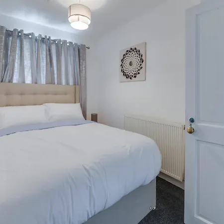 Holiday home Remarkable 3-bed House In Middleton *