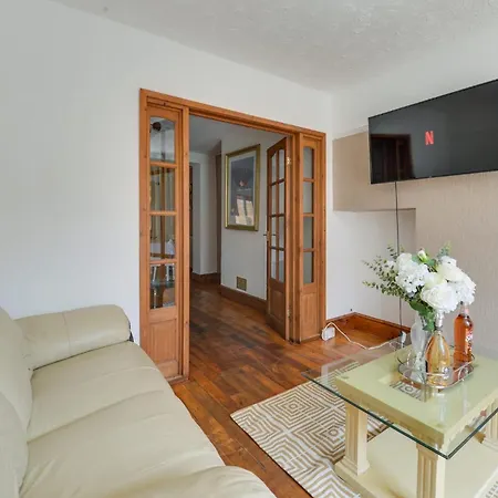 Remarkable 3-bed House In Middleton Holiday home Manchester