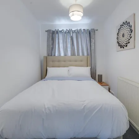 Holiday home Remarkable 3-bed House In Middleton *