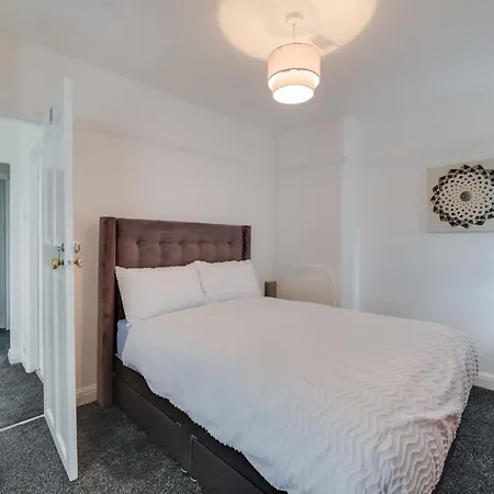 Remarkable 3-bed House In Middleton *