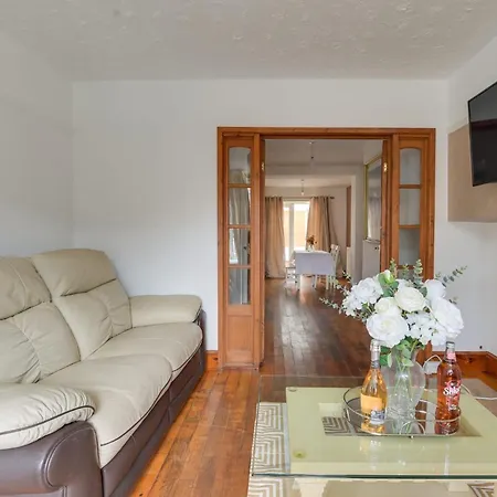 Remarkable 3-bed House In Middleton