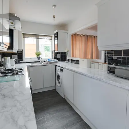 Remarkable 3-bed House In Middleton Holiday home Manchester