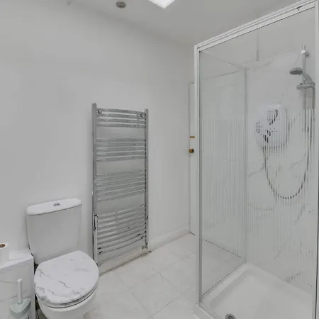 Holiday home Remarkable 3-bed House In Middleton
