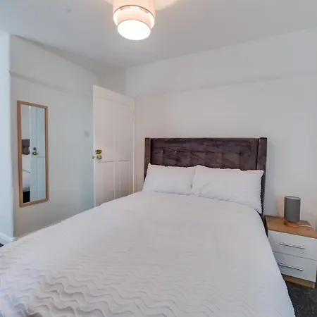 Remarkable 3-bed House In Middleton Holiday home