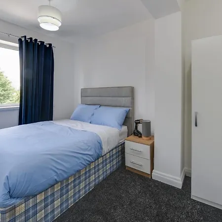 Remarkable 3-bed House In Middleton