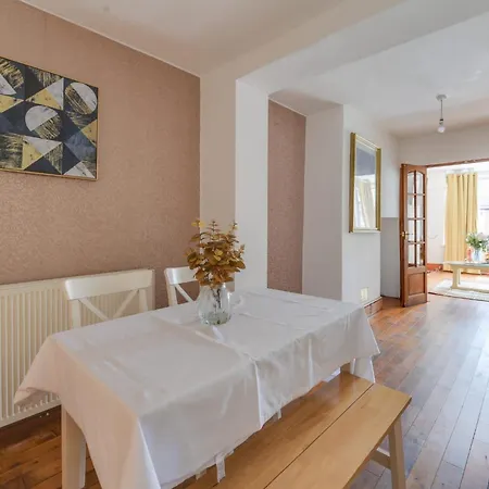 Remarkable 3-bed House In Middleton Holiday home Manchester