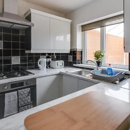Remarkable 3-bed House In Middleton