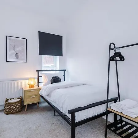 Dom wakacyjny 4 Bedroom House Eccles *