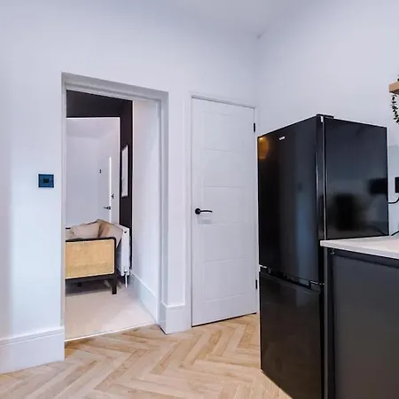 Dom wakacyjny 4 Bedroom House Eccles Manchester