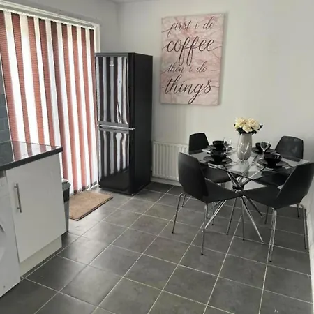 Stunning 3-bed House In Holiday home Manchester
