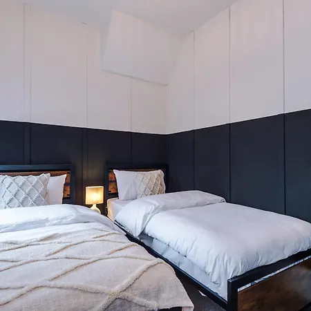 Dom wakacyjny 4 Bedroom House Eccles Manchester