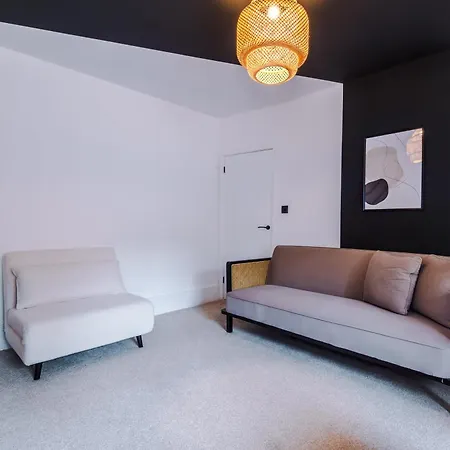 Holiday home 4 Bedroom House Eccles Manchester
