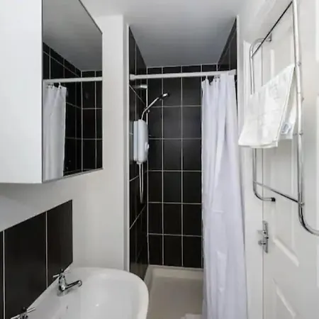 4 Bed Townhouse Free Parking Sleeps7 Manchester