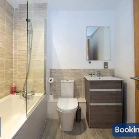 The Salford Skyline 2 - Luxury & Spacious Skyline - Perfect For Long Stays, Families, Business Or Leisure *