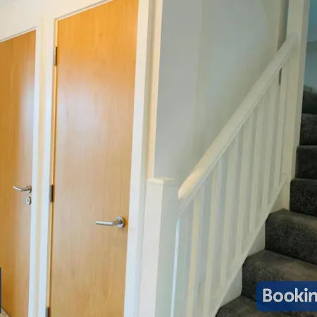 The Salford Skyline 2 - Luxury & Spacious Skyline - Perfect For Long Stays, Families, Business Or Leisure *